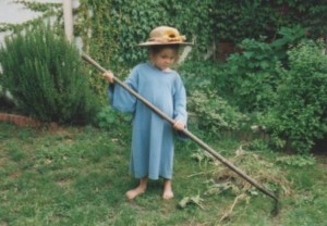 Elionor à 5 ans : jardinage
